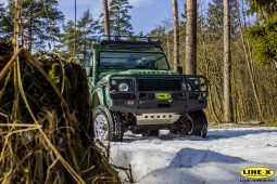 Land-Rover-Defender-camo-1