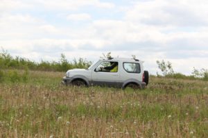 Очень четко информацию о неровностях Jimny передает на рулевое колесо, но опять же, это свойственно всем внедорожникам и лечится установкой тюнингового рулевого демпфера. Железный малыш Несмотря на свой немалый возраст, Suzuki Jimny оказался на редкость интересным автомобилем. Он очень удобный и маневренный в городе, не спасует перед плохими дорогами и удивит на бездорожье. И главное – этот самурай по-прежнему вселяет в вас уверенность своей железной, надежной конструкцией. Таких авто, к сожалению, делают все меньше и меньше. Резюме Кузов и комфорт Симпатичная внешность. Несмотря на небольшие размеры автомобиля, на любом из четырех мест с комфортом размещается человек среднего роста. Силовой агрегат и динамика Впечатляющие внедорожные качества. Есть выбор коробок передач. В условиях бездорожья на пониженном ряду трансмиссии тяги мотора вполне достат Минусы Маленький багажник. Стук домкрата и инструмента для замены колеса на неровностях. Устаревшая музыкальная система. очно. Великолепная маневренность. Удобное управление полным приводом. Для серьезных путешествий вне дорог необходим ряд доработок. Дорожный просвет мог быть и побольше. На разбитом асфальте подвеска не обеспечивает должного комфорта. Нет выбора моторов. Финансы и оснащение За такую сумму это лучшее предложение на рынке настоящих внедорожников с автоматической трансмиссией.